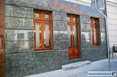 ściana budynku z drewnianymi oknami